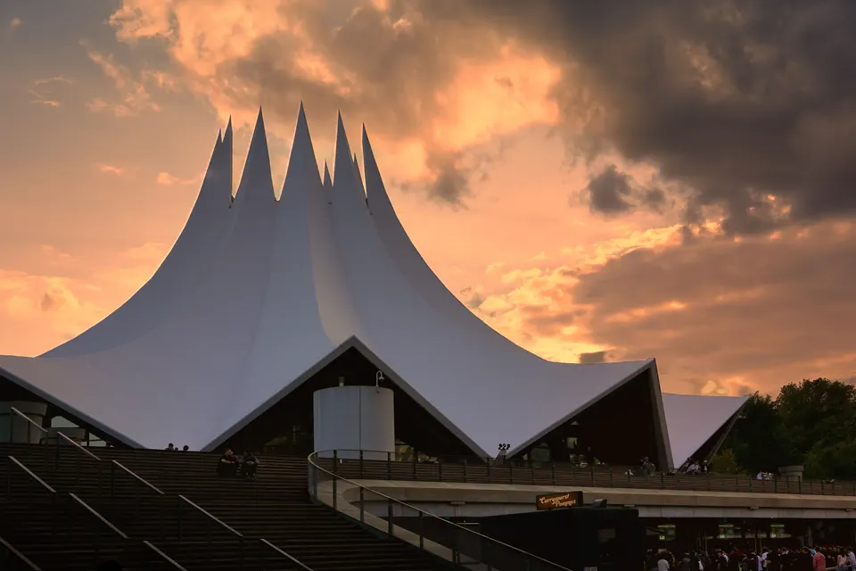 Das Tempodrom im Abendlicht