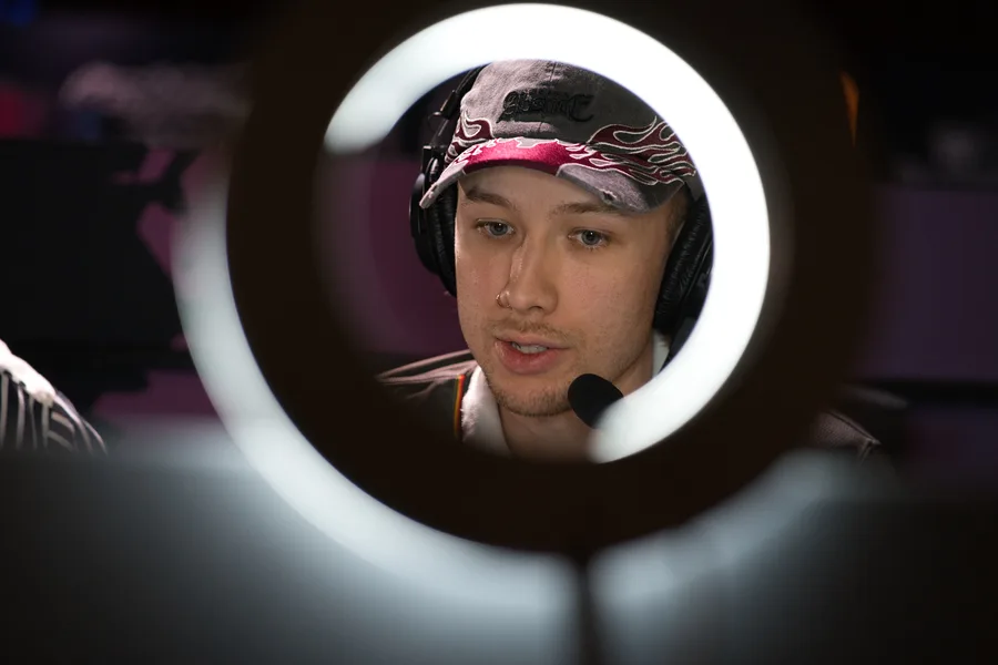 Lennli mit Headset am Community Corner der World Championship