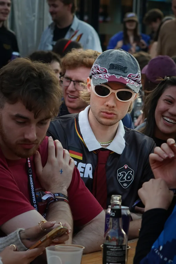 Lennli mit Zuschauern im Community-Bereich der World Championship