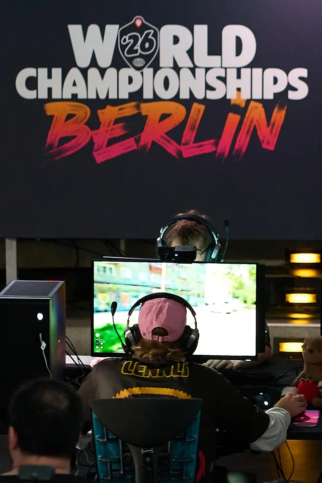 Lennli konzentriert am PC-Platz